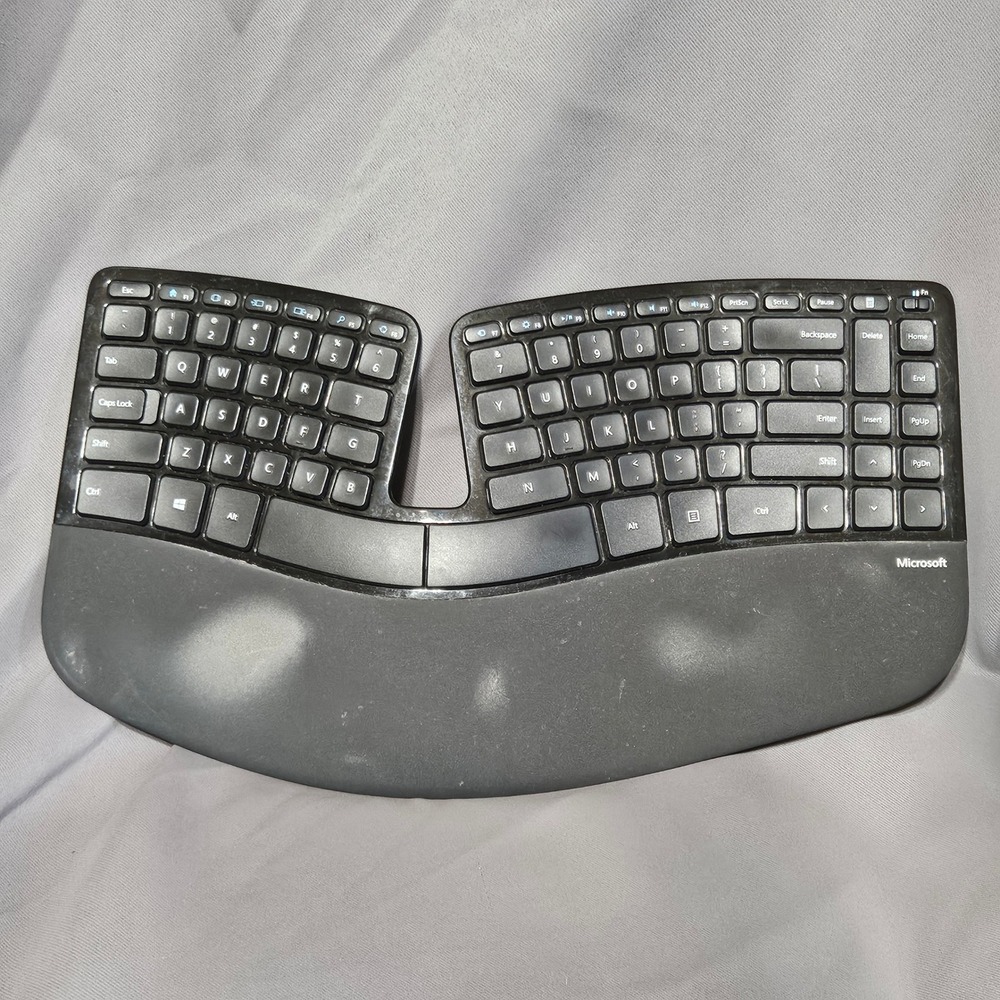 Microsoft Sculpt Ergonomic Keyboard Model 1559 Black Wireless‎ Split No Dongle